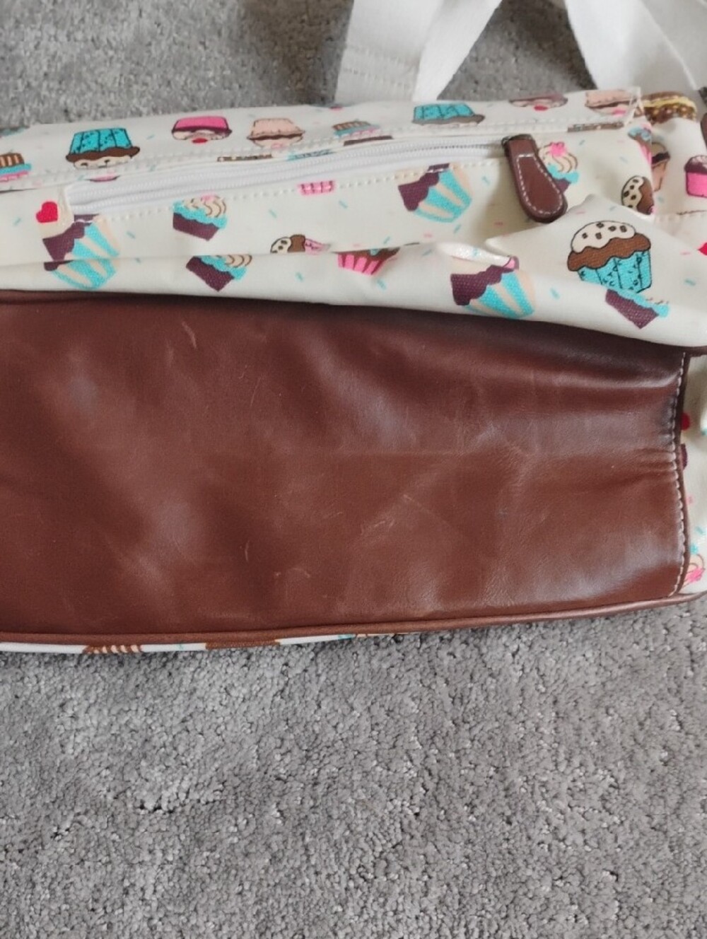 Cupcake Print Crossbody Bag in Cream. LYDC/London brand. Good Condition - Picture 4 of 10